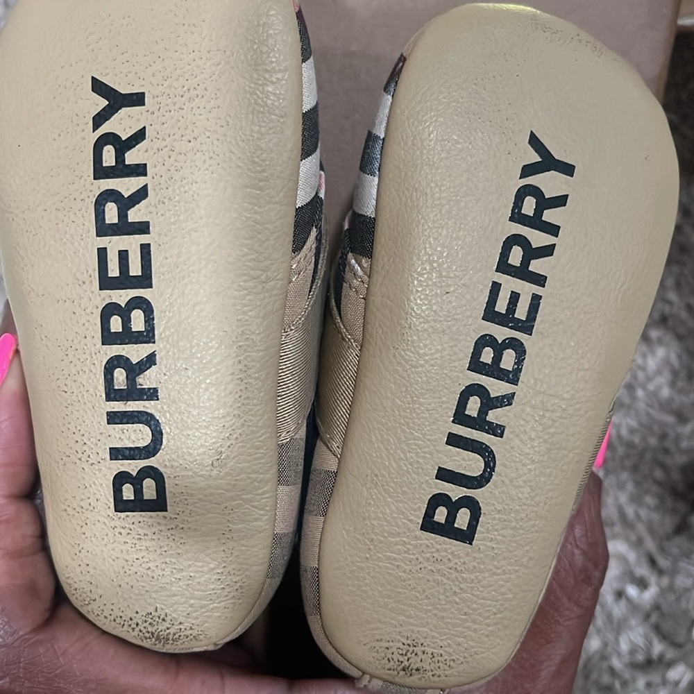 Baby girls Burberry London England canvas shoes. Beige Charlton Check - Picture 7 of 7